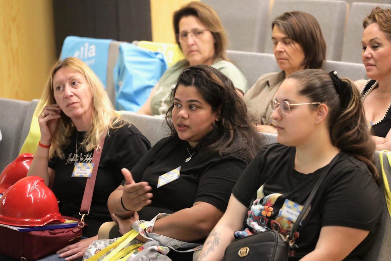 Mujeres participantes en la formación Ella Construye