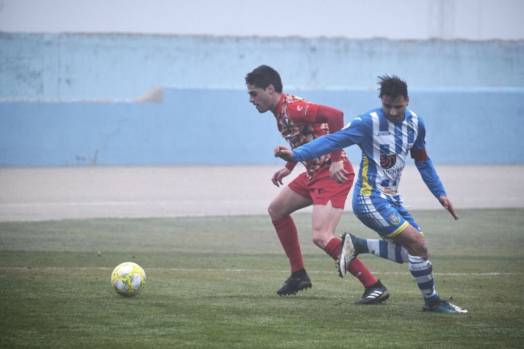 El ribereño Zazu portó el brazalete de capitán la temporada pasada en el duelo ante los segovianos en El Montecillo.