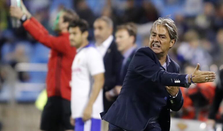 Natxo González, dando instrucciones en un partido en La Romareda