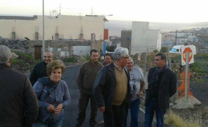 Los vecinos durante la visita del Teniente de Alcalde, que comprobó 'in situ' la llegada de la electricidad al barrio