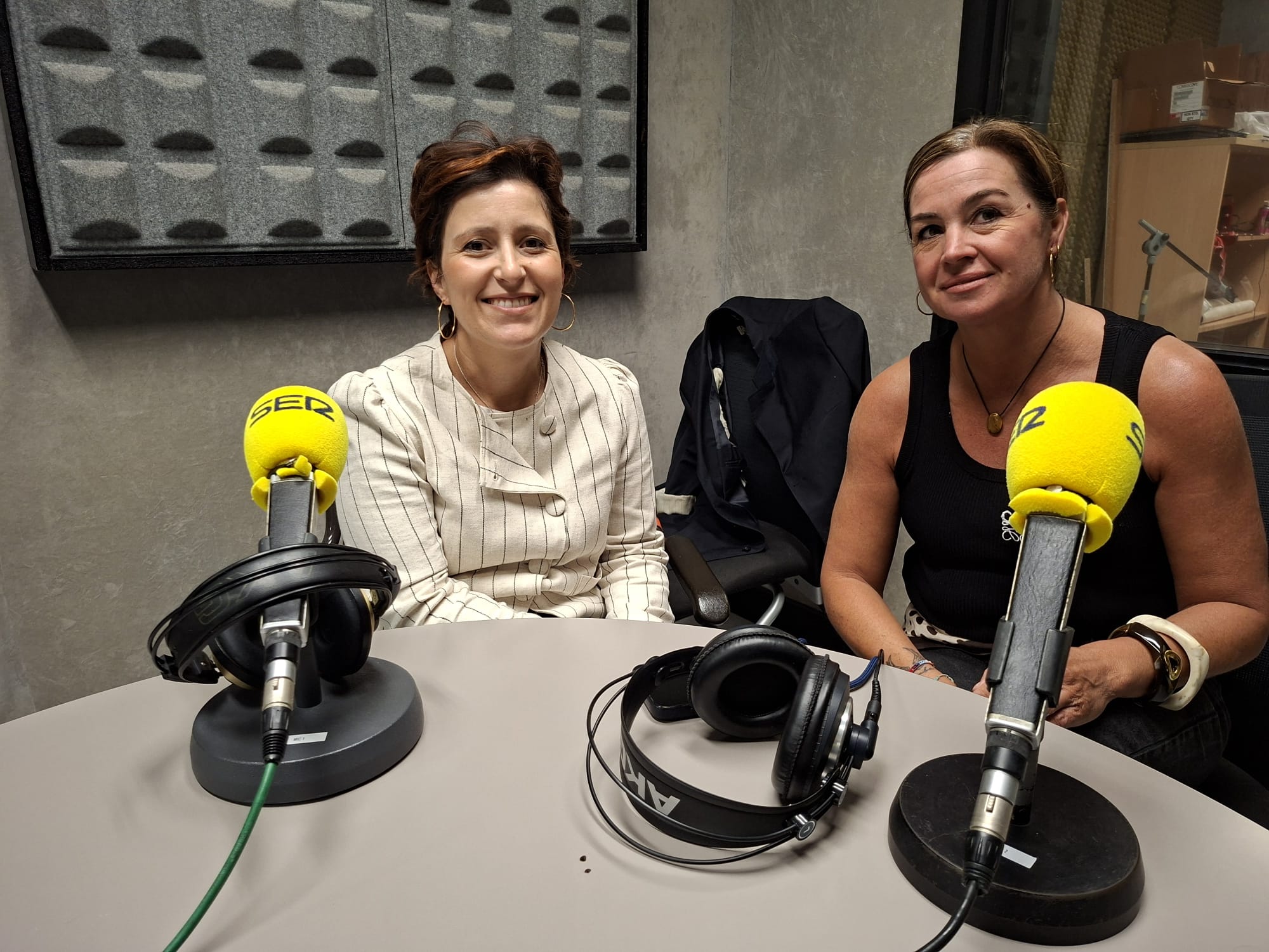 Vanesa Hortas, concejala de Desarrollo Económico, y Noelia Oporto, organizadora del certamen