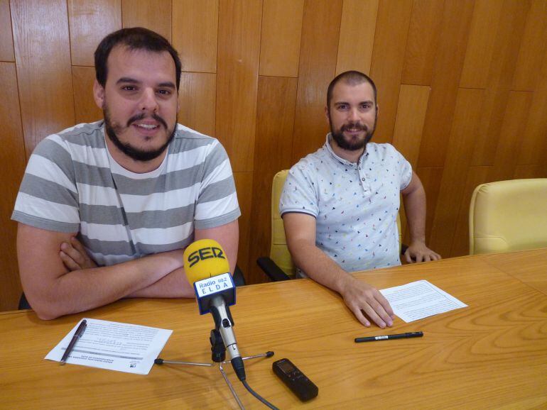 Iñaki Pérez, portavoz de IU, junto a su compañero y concejal, Javier Rivera 