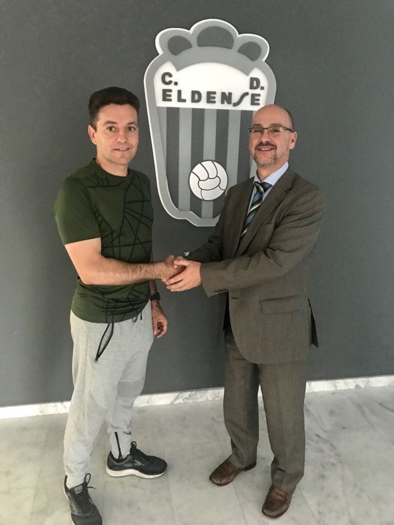 Ramón Trapero (I) seguirá como preparador físico del Eldense hasta la temporada 19-20