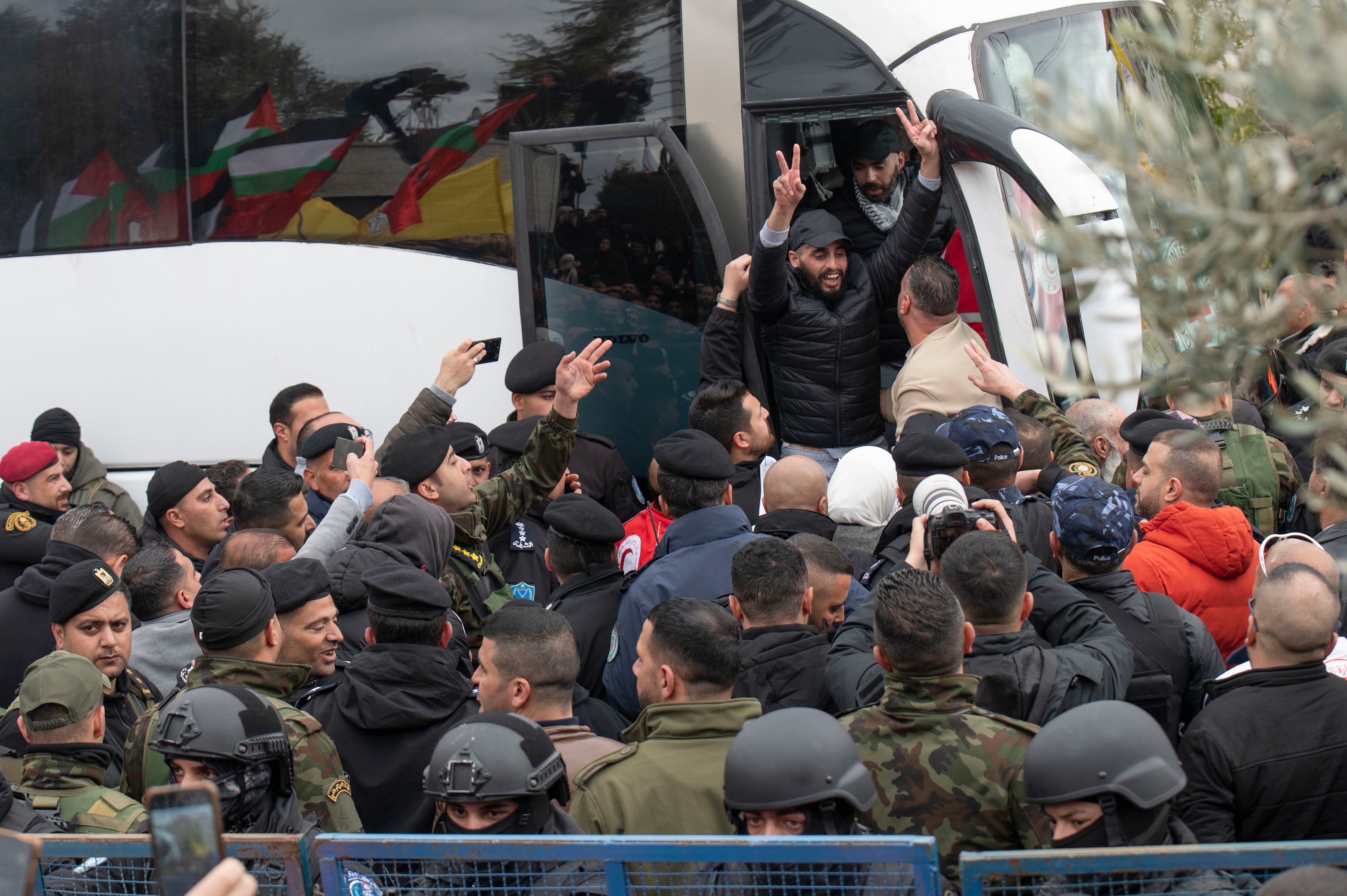 El exprisionero palestino Fajri Barghouti y su hijo Shadi, recién liberado de la cárcel como parte del acuerdo de alto el fuego en Gaza entre Israel y Hamás