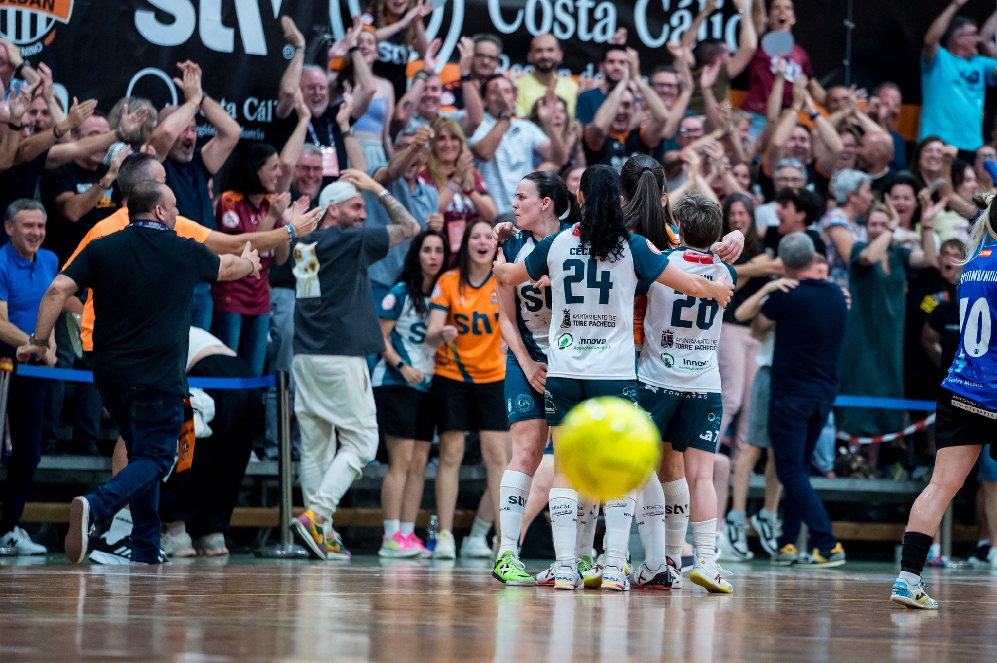 La plantilla del STV celebra uno de los goles