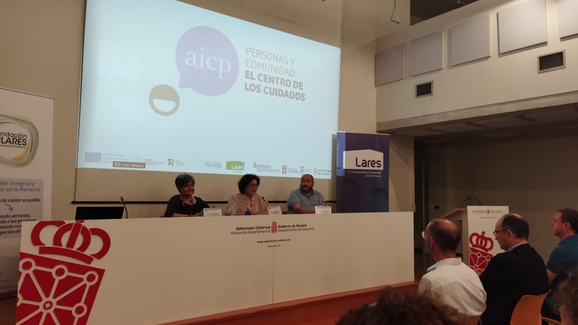 Pilar Rodríguez, de la Fundación Pilares; la consejera de Derechos Sociales, Mº Carmen Maeztu, y Juan Vela, de la Asociación Lares en la rueda de prensa de la presentación del proyecto