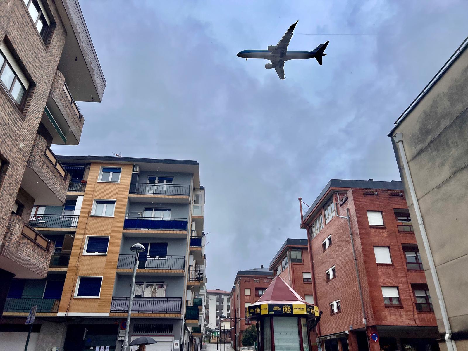 Hora crítica en el aeropuerto de Bilbao: cinco vuelos británicos aterrizan en solo 20 minutos