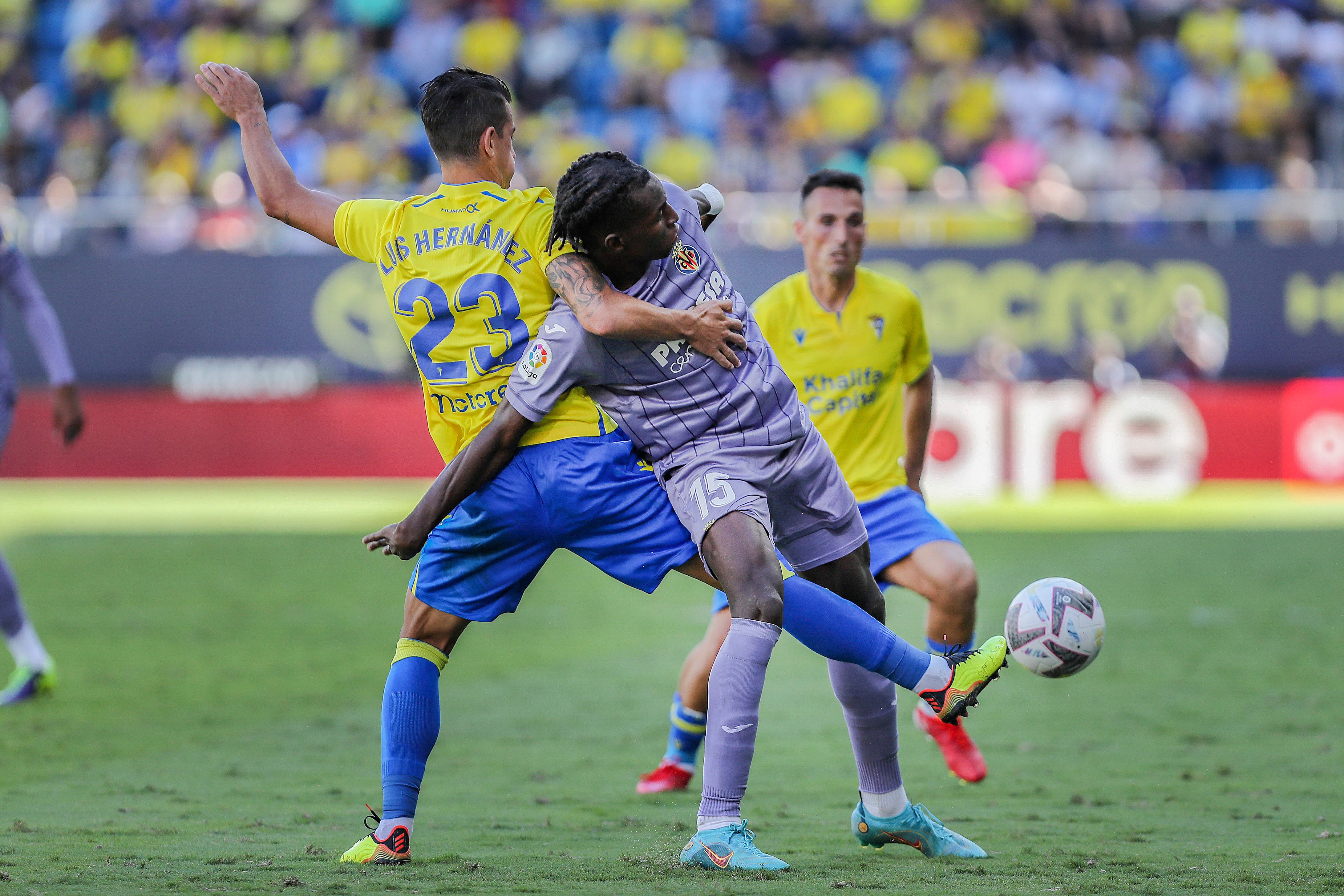 CÁDIZ, 01/10/2022.- El delantero del Villarreal CF, Nicolas Jackson, lucha por el balón con el defensa del Cádiz CF, Luis Hernández, durante el partido de la jornada 7 de LaLiga Santander disputado este sábado en el Estadio Nuevo Mirandilla de Cádiz. EFE/Román Ríos