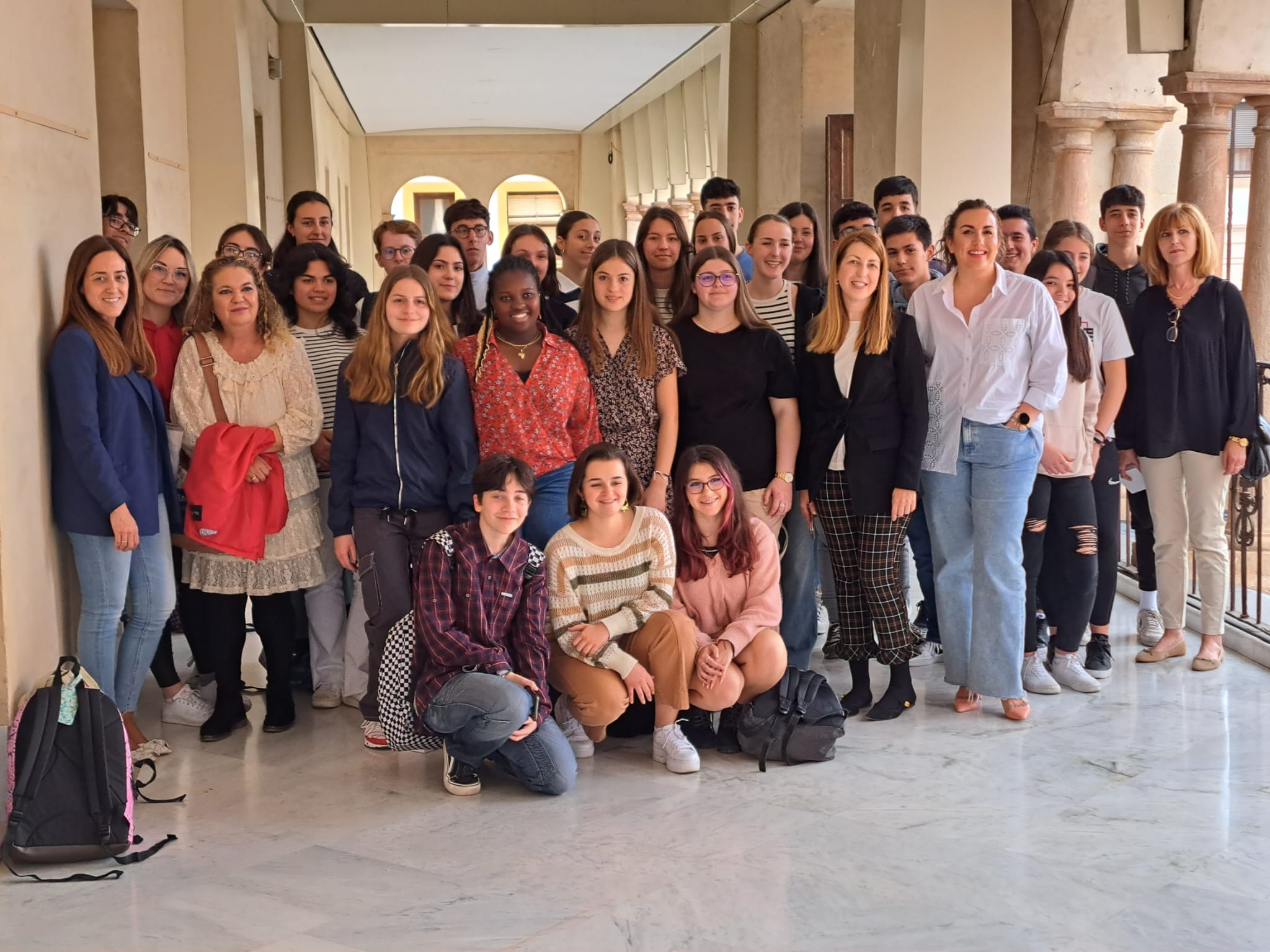 Alumnos franceses y españoles visitando el Palacio Municipal de Andújar.