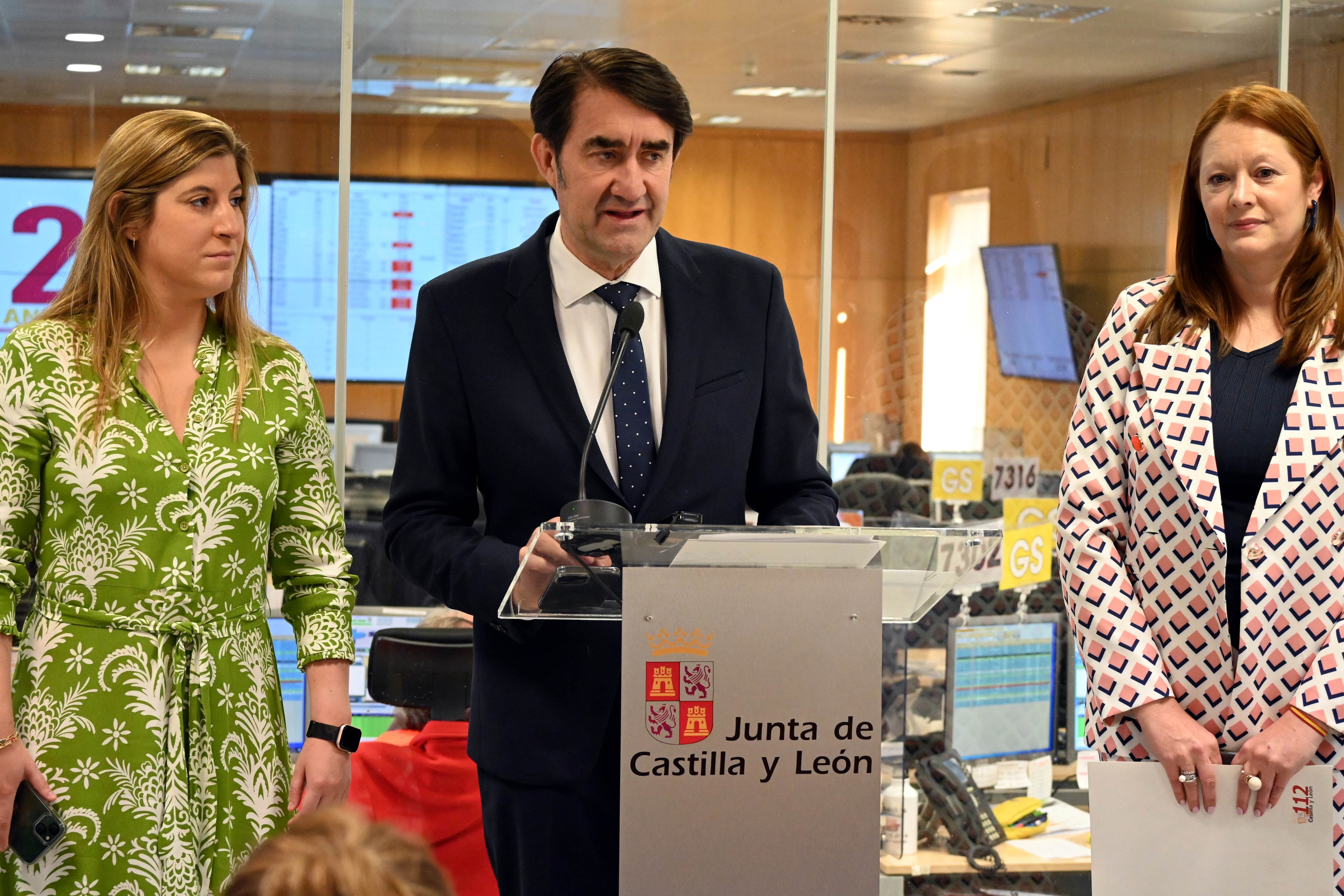 Juan Carlos Suárez-Quiñones, consejero de Medio Ambiente y Vivienda, acompañado de la directora de Protección Civil, Irene Cortés, y la delegada territorial en Valladolid, Raquel Alonso | Junta de Castilla y León