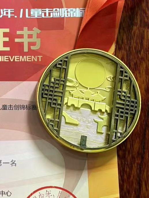 La medalla de Miles Tang (Fuente: Club d'Esgrima Xàtiva)