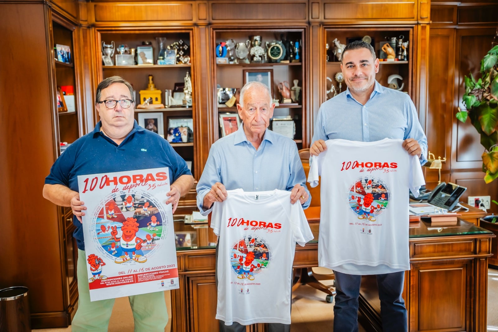 Presentación de las camisetas de las 100 Horas de Deporte de Roquetas de Mar.