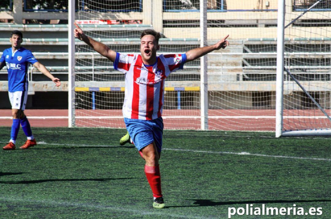 Adri celebra el 1-1 que puso la primera piedra en la remontada almeriense