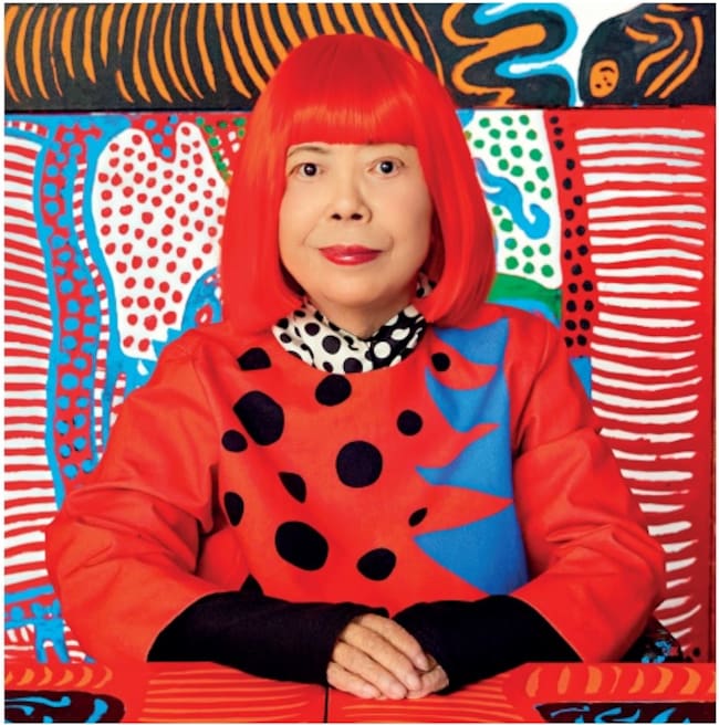 Yayoi Kusama es una artista japonesa que a lo largo de su carrera, ha trabajado con una gran cantidad de medios incluyendo: pintura, escultura, arte performance e instalaciones