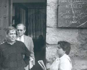 Vargas Llosa (izq.) en Cuenca en los años 80.