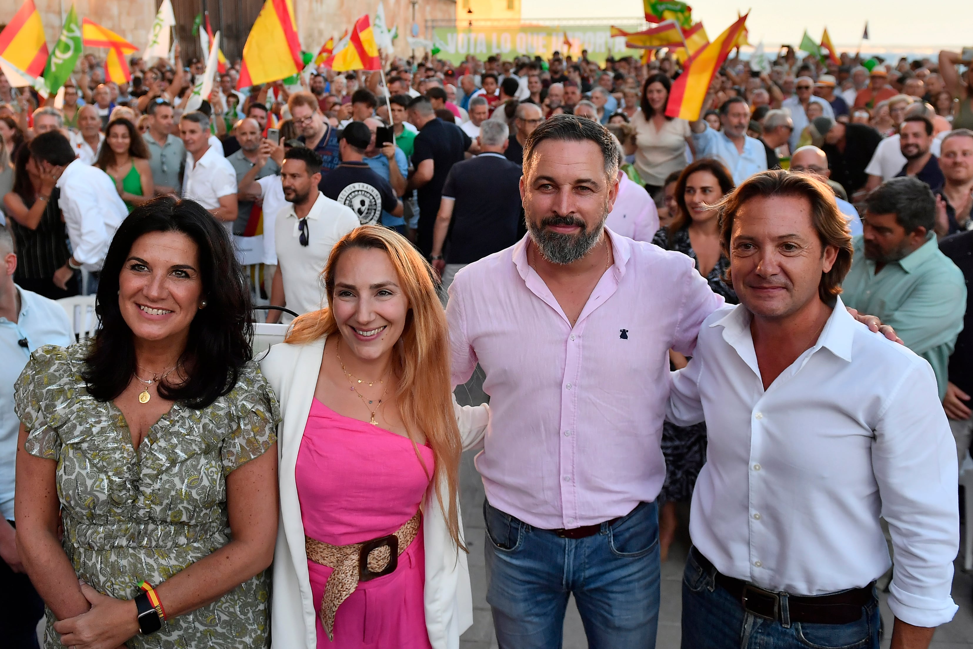 PALMA DE MALLORCA (ISLAS BALEARES), 14/07/2023.- La diputada de Vox, María Ruiz (i), el presidente del partido, Santiago Abascal (2d), y el diputado en el Parlamento de las Islas Baleares Jorge Campos (d), durante el mitin de VOX en Palma de Mallorca (Islas Baleares). EFE/ Miquel A. Borràs
