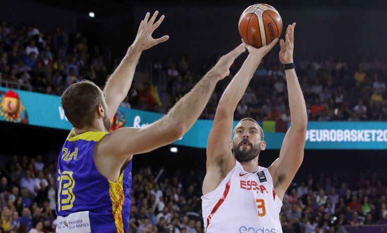 Marc Gasol pelea un balón con el jugador de la selección de Rumanía Alexandru Olah