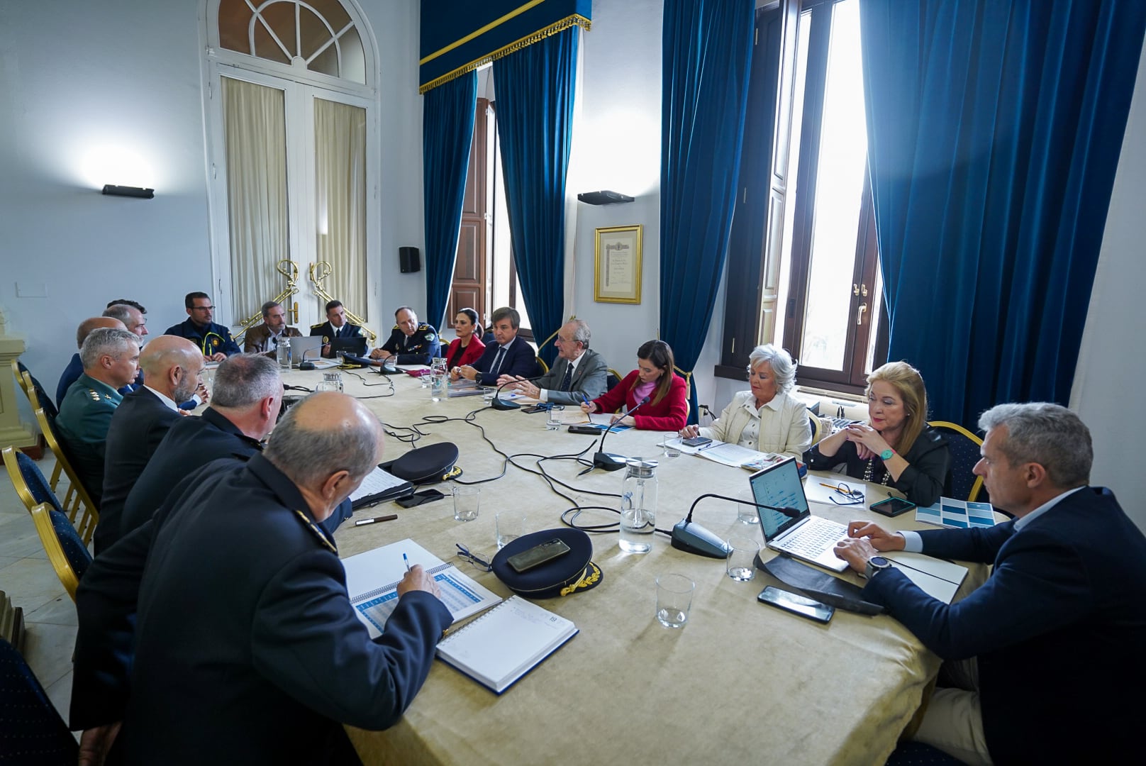 La reunión ha contado con la participación de los concejales delegados de las áreas de Seguridad, Fiestas, Vía Pública y Movilidad, Avelino Barrionuevo, Teresa Porras, Elisa Pérez de Siles y Trinidad Hernández, respectivamente; el presidente de la Agrupación de Cofradías, José Carlos Garín, así como los mandos de Policía Local, Policía Nacional, Guardia Civil y Protección Civil, además de representantes de la Policía Autonómica y del servicio de emergencias 061.