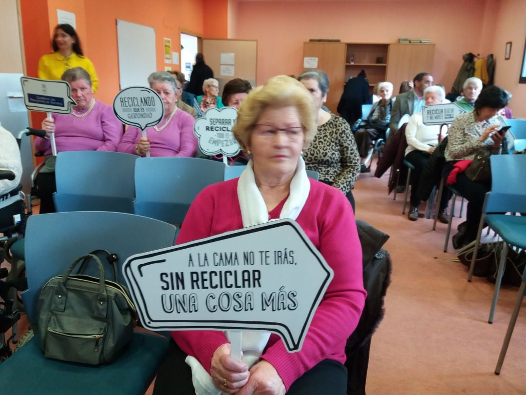 Residentes del Centro de Mayores de La Tenderina, en la presentación de la campaña para fomentar el reciclaje