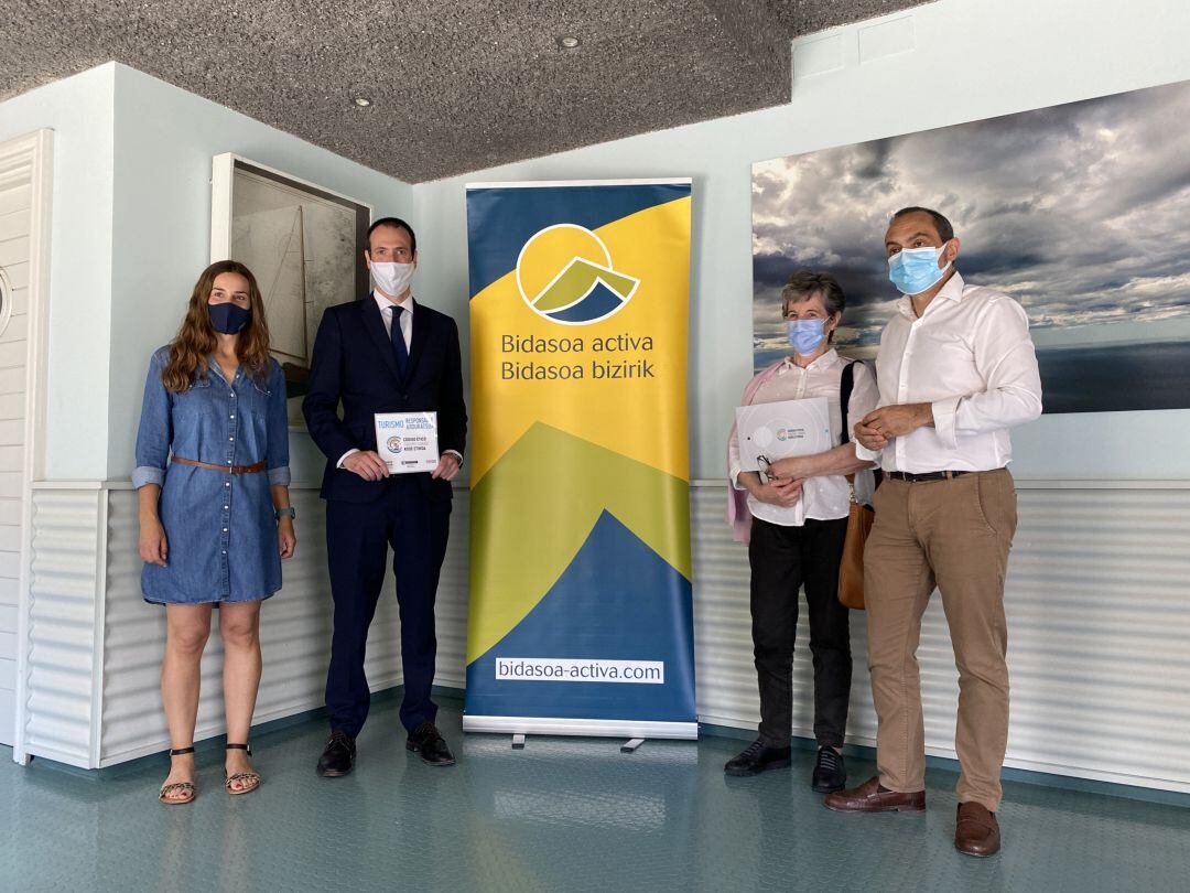 Miguel Ángel Páez, presidente de Bidasoa activa, María Serrano, vicepresidenta de la agencia y dos empresas de la comarca comprometidas con el Código ético