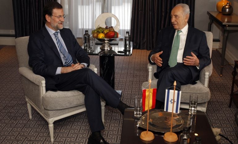 Mariano Rajoy con Simón Peres en su visita a España en 2011