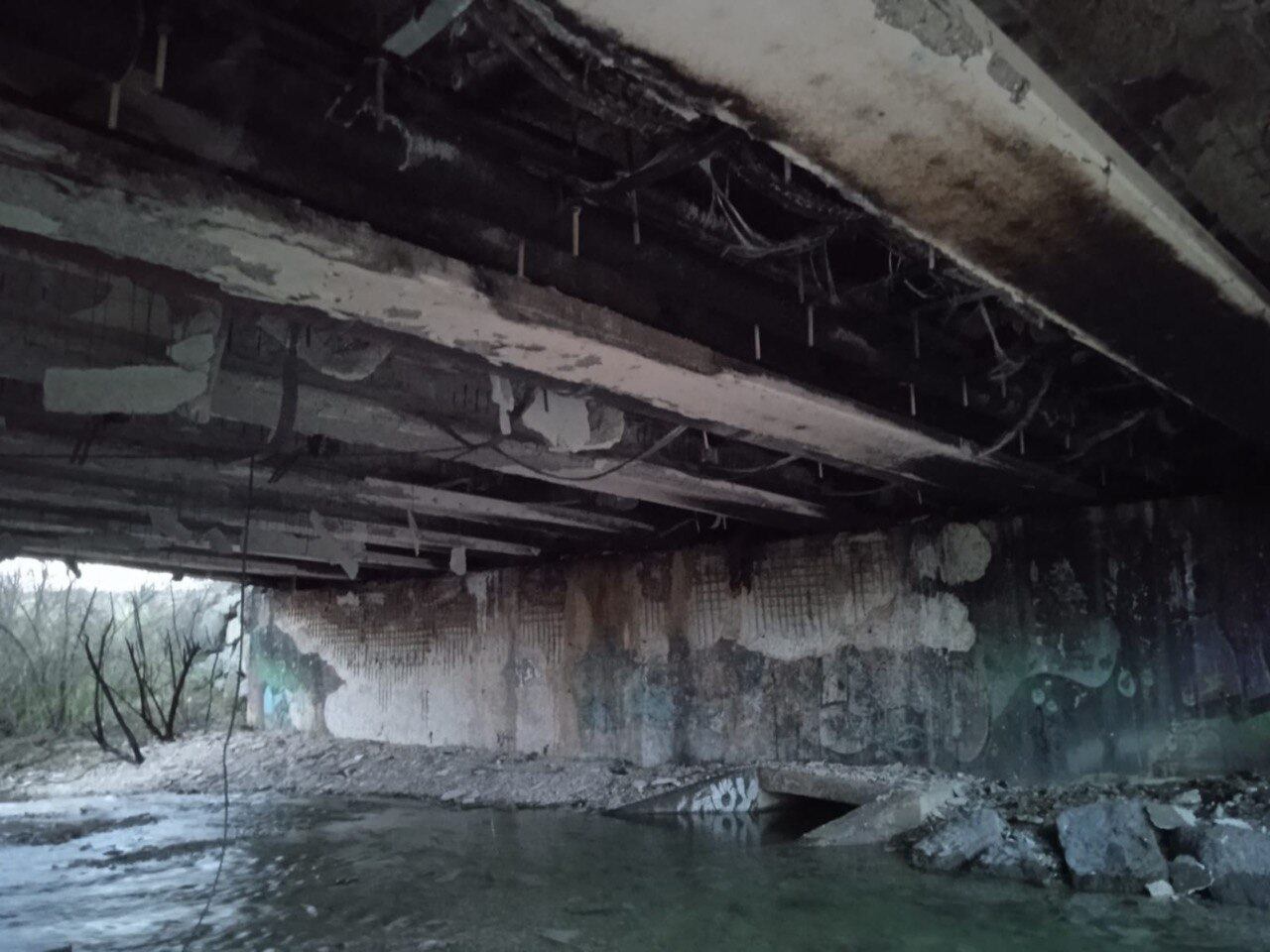 Estado actual del puente de Salburua, de Vitoria, afectado por el incendio.