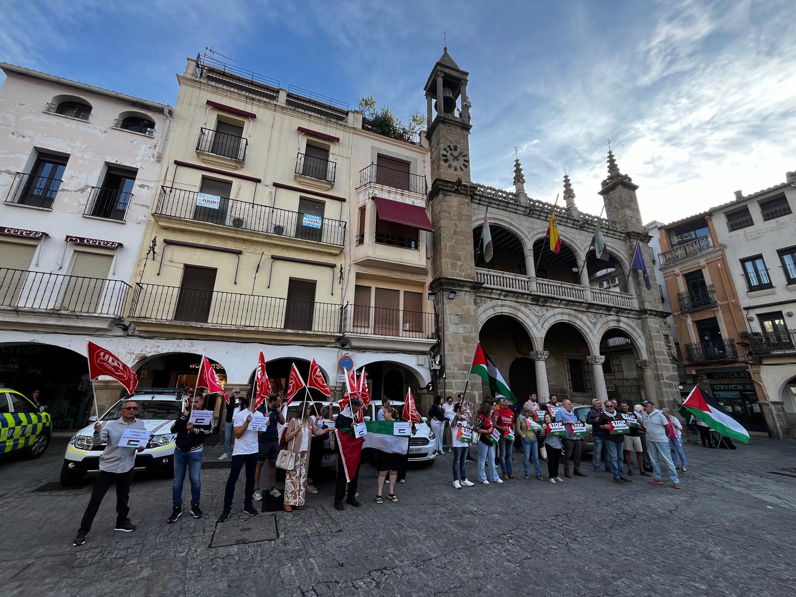 Manifestantes se congregan en frente del ayuntamiento de Plasencia en la plaza Mayor