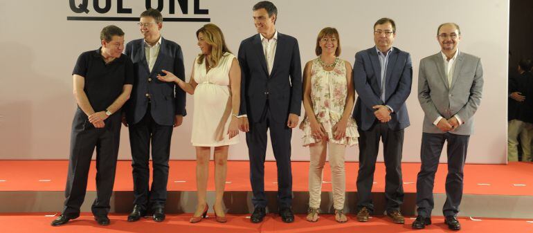 García Page, a la izquierda, junto con el resto de líderes del PSOE en Sevilla. En centro Susana Díaz y Pedro Sánchez