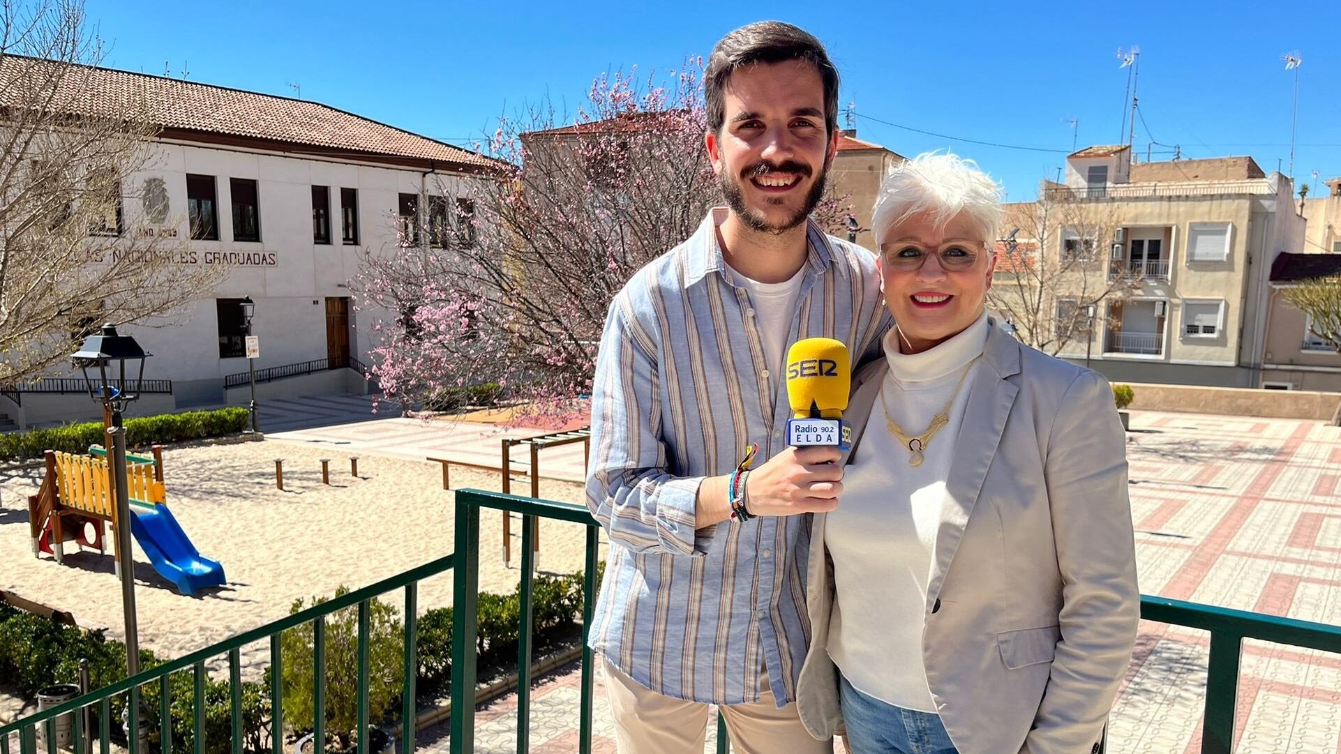 Celia Linares, pregonera Fiestas de la Santa Cruz de Petrer, junto a Gaspar Barrachina, presidente de la Comisión de Fiestas de la Santa Cruz