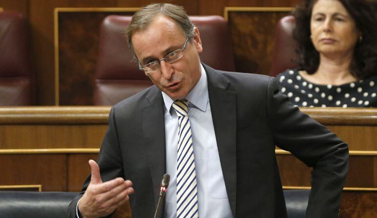 GRA047. MADRID, 30/09/2015.- El ministro de Sanidad, Alfonso Alonso, durante su intervención en la sesión de control al Gobierno celebrada hoy en el Congreso. EFE/Paco Campos