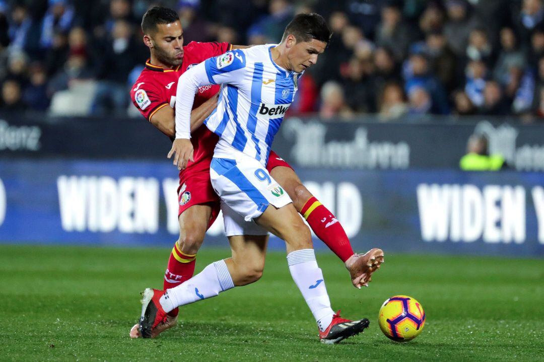 El delantero del Leganés Guido Carrillo (d) durante el &#039;derbi del sur&#039;.