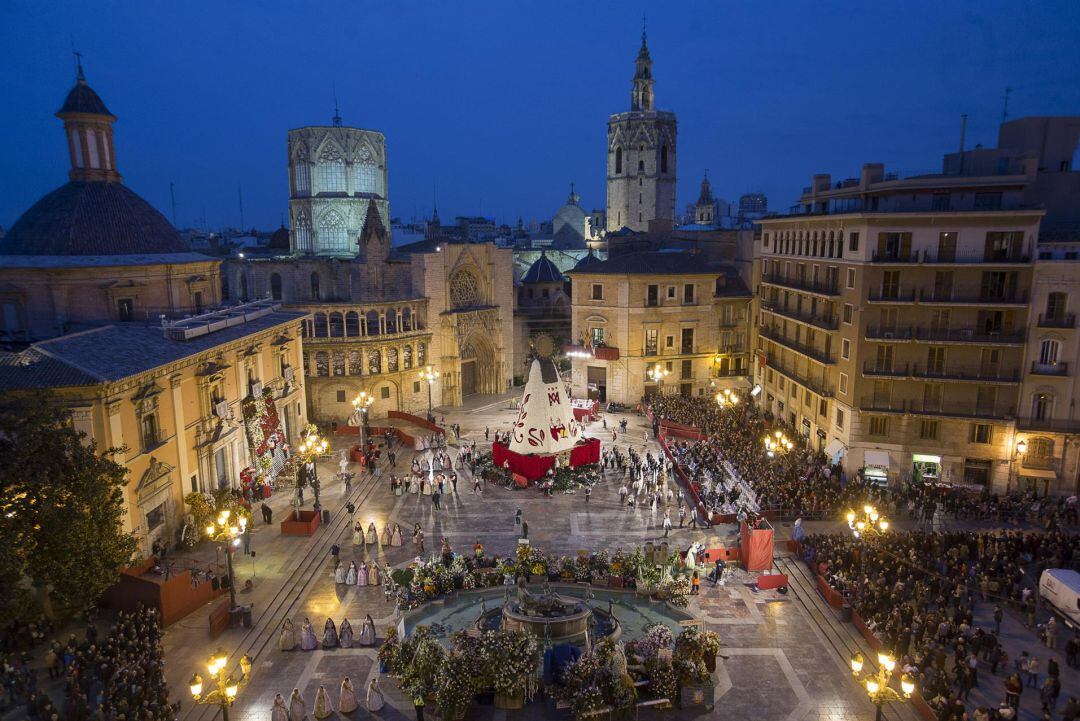 Imagen aérea de la Plaza de la Virgen de València en la que se realiza la Ofrenda