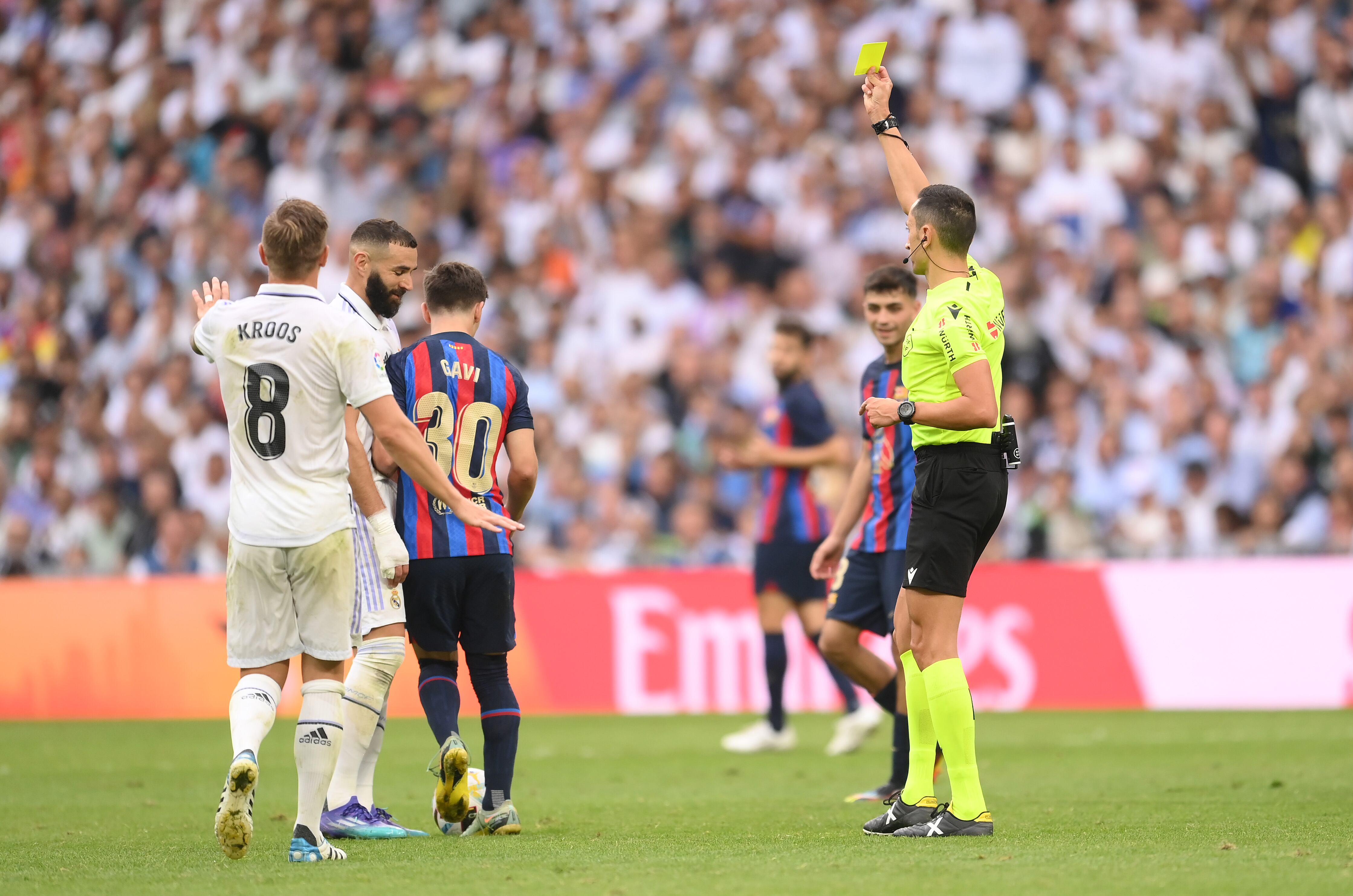 Sánchez Martínez muestra la amarilla a Gavi durante un Clásico de esta temporada.