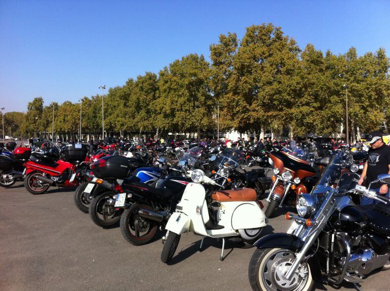 Més de 300 motos s&#039;han concentrat aquest diumenge als Camps Elisis per participar en un esmorzar benèfic per ajudar un nen dependent