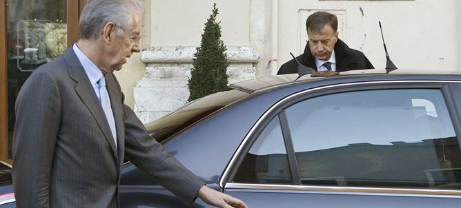 Mario Monti sale de un hotel en Roma antes de reunirse con el primer Ministro, Silvio Berlusconi