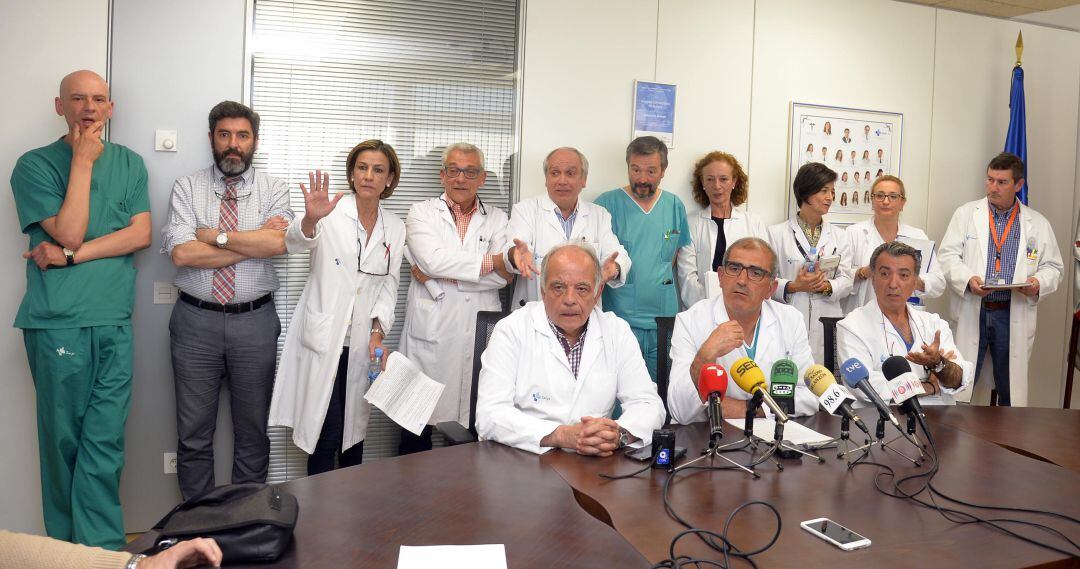 Los jefes del servicio quirúrgico del HUBU leen un comunicado por la gestión de las listas de espera
