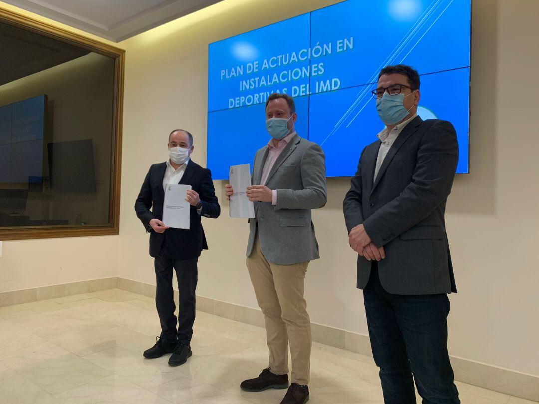 Emilio Sáez, Vicente Casañ y Modesto Belinchón en la presentación del Plan de Actuación en Instalaciones Deportivas del IMD. 