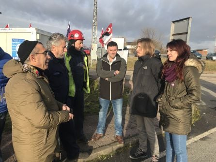 Pablo Fernández y Lorena González conversan con los representantes de los trabajadores de las auxiliares