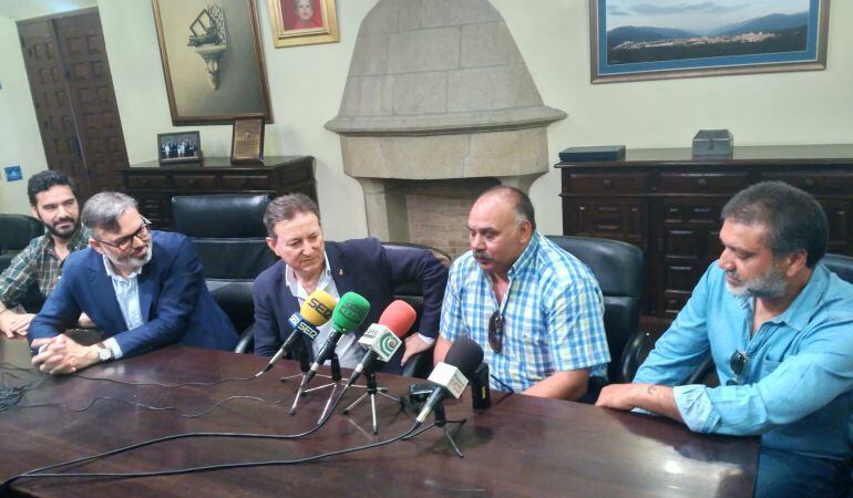 Juan y Ángel (izq), el presidente de la federación extremeña de karate (centro) y el alcalde de Plasencia y el concejal de deportes (dcha)