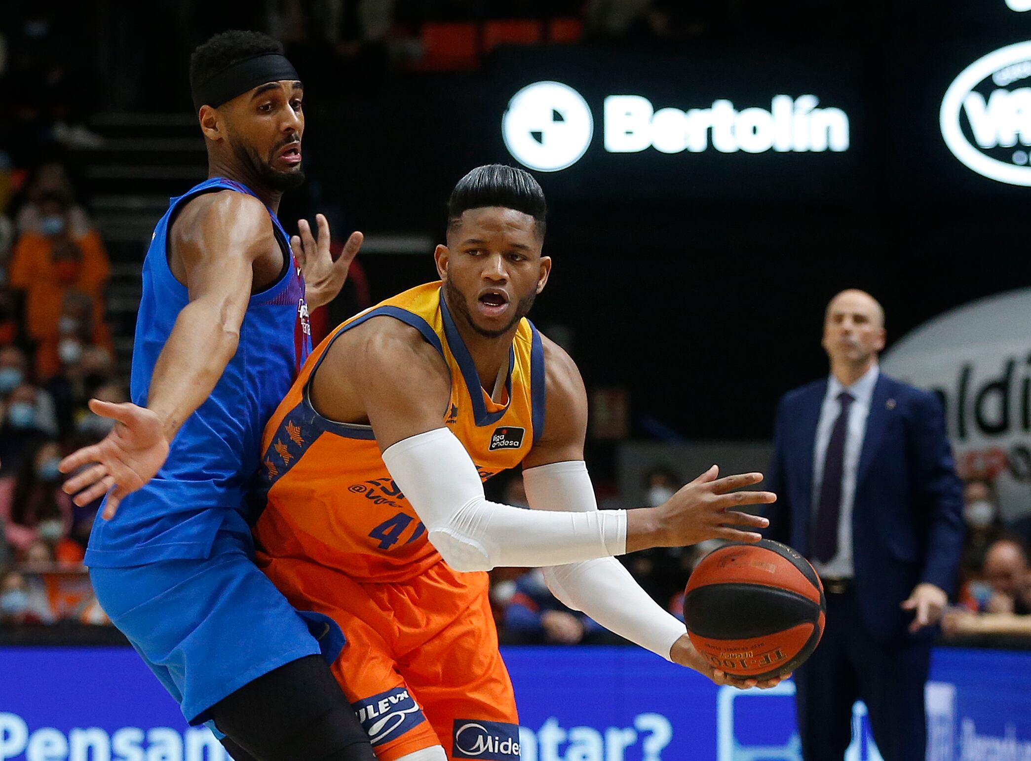 El ala-pívot cubano del Valencia Basket Jasiel Rivero intenta superar al estadounidense Brandon Davies, del Barça, durante el partido de la jornada 18 de Liga ACB que se juega hoy sábado en la Fuente de San Luis, en Valencia. EFE/Miguel Ángel Polo