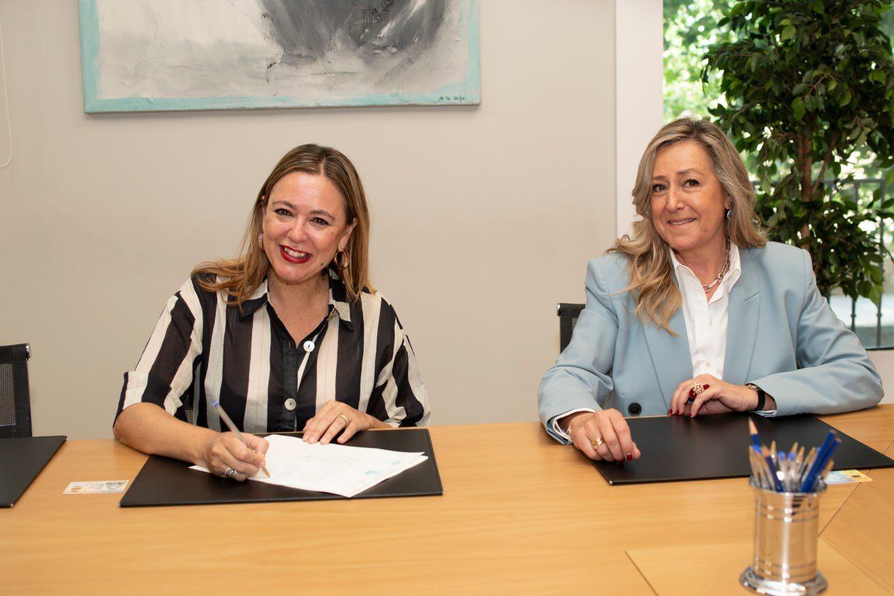 María Dolores Corujo, presidenta del Cabildo de Lanzarote, firmando la escritura de las viviendas ante notario.