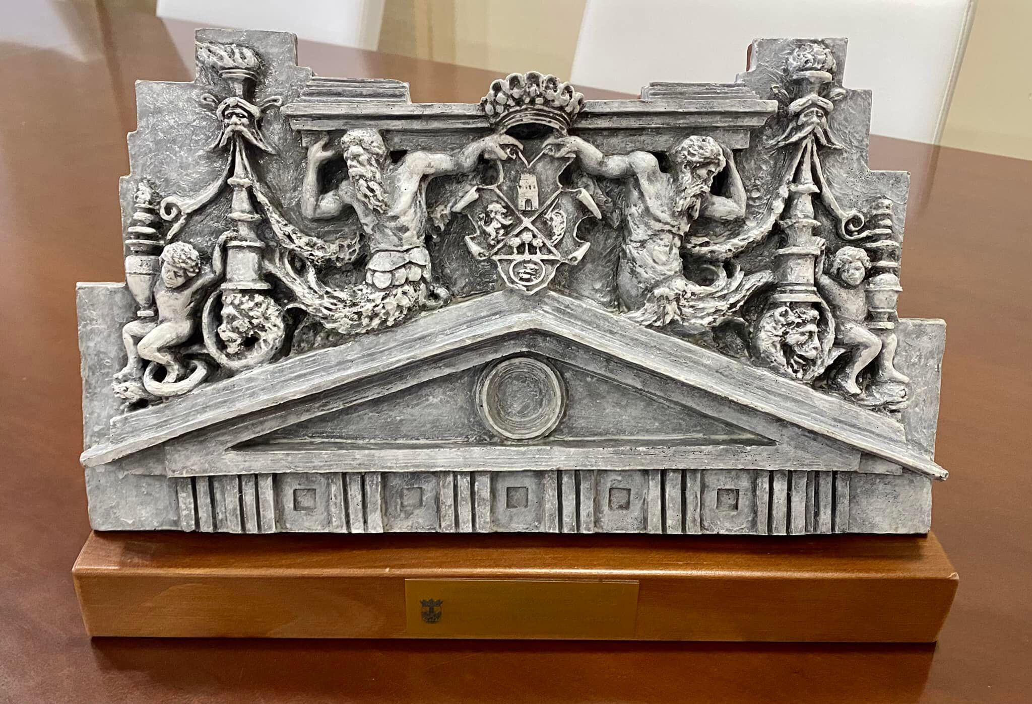 Imagen de la reproducción de la portalada