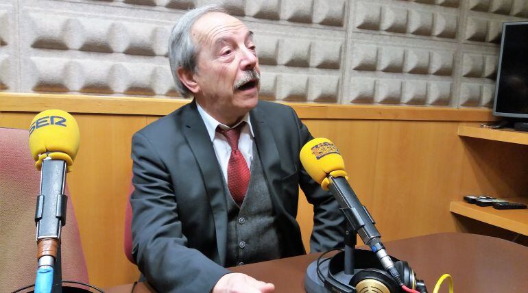 Wenceslao López en los estudios de Radio Asturias-SER