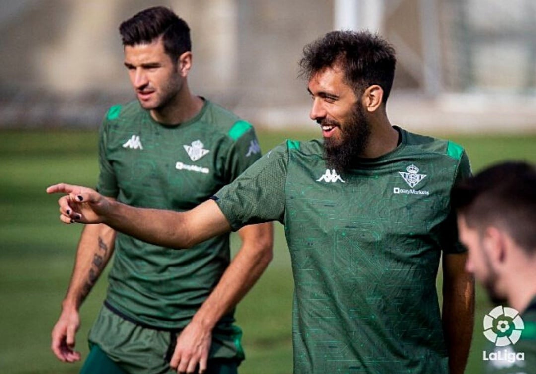 Borja Iglesias durante el entrenamiento del Real Betis