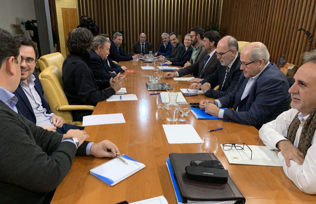 Imagen de la reunión mantenida este lunes entre el equipo de gobierno municipal y representantes de ALROA, en el Ayuntamiento