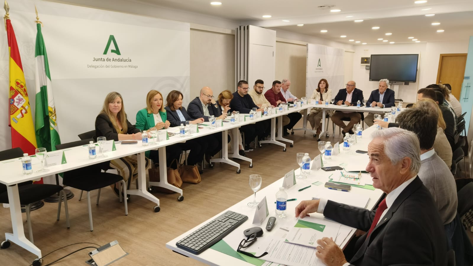 La reunión del Consejo de Administración ha estado presidida por la delegada territorial de Fomento en Málaga, María Rosa Morales, con la asistencia del director gerente del Consorcio de Transporte Metropolitano, Javier Berlanga, el alcalde de Vélez-Málaga, Jesús Lupiañez, y los representantes de los distintos municipios.
