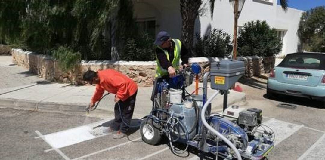 Trabajos de pintado de señales de tráfico tras las obras.