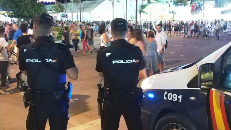 Agentes de Policía durante la Feria de Almería 2018.