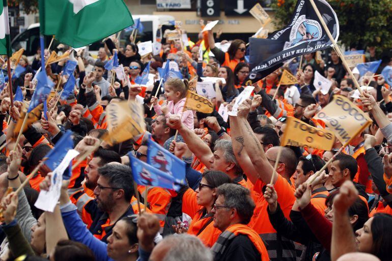 Unas 3.000 personas participan en una concentración en la Plaza Alta de Algeciras (Cádiz) en apoyo a los estibadores del puerto