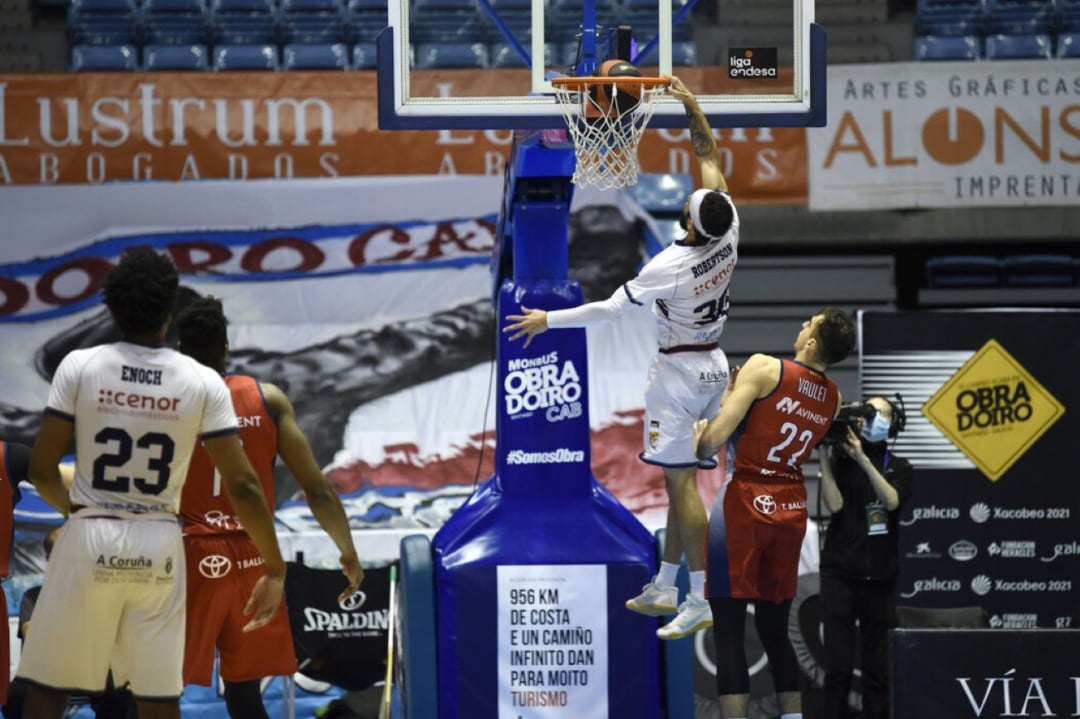 Kassius Robertson hace un mate en el partido disputado contra el Manresa